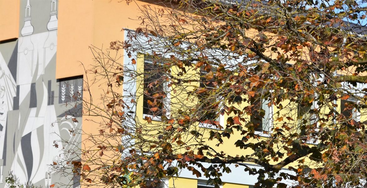 Schulhaus-im-Herbst4-e1539719450809.jpg