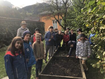 Kartoffelernte im Schulgarten mit Herrn Hackl